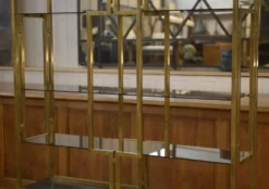 Étagère en laiton, bois laqué et verre fumé par Kim Moltzer 1970’s