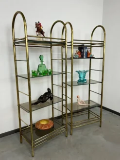 Étagère en laiton design milieu du siècle