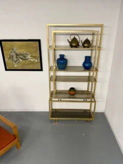Étagère en laiton et verre design italien des années 70 vintage