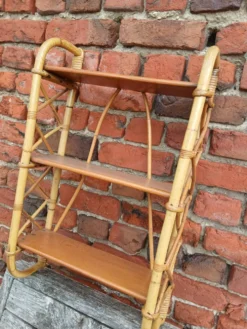 Étagère en rotin