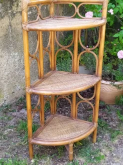 Étagère en rotin