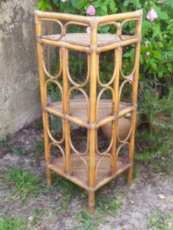 Étagère en rotin