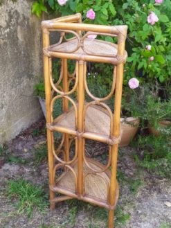 Étagère en rotin