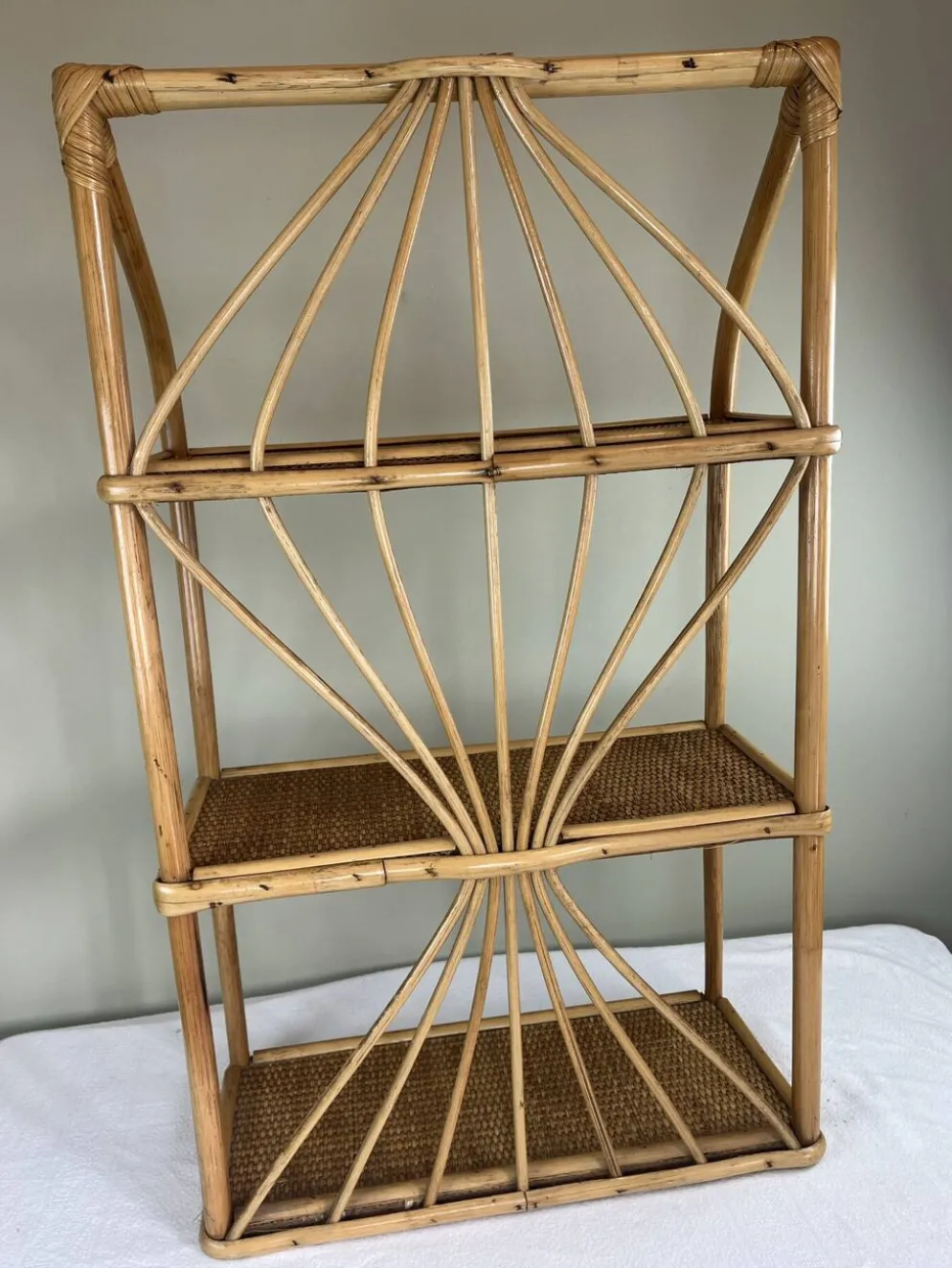Étagère en rotin vintage