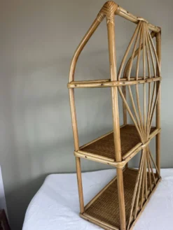 Étagère en rotin vintage