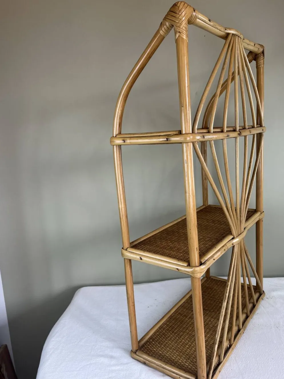 Étagère en rotin vintage