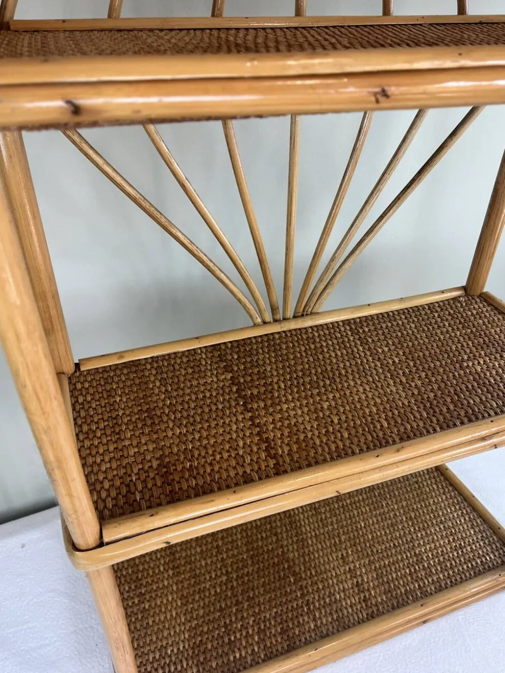 Étagère en rotin vintage