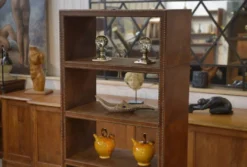 Étagère en simili cuir cloutée