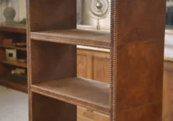 Étagère en simili cuir cloutée