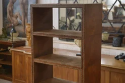 Étagère en simili cuir cloutée
