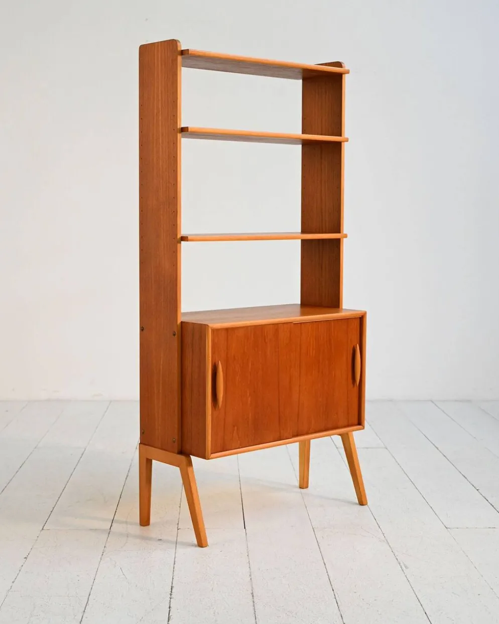 Étagère en teck scandinave avec portes coulissantes, années 1950/60.