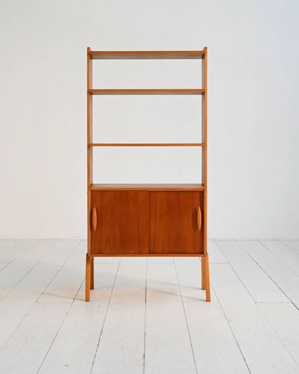 Étagère en teck scandinave avec portes coulissantes, années 1950/60.