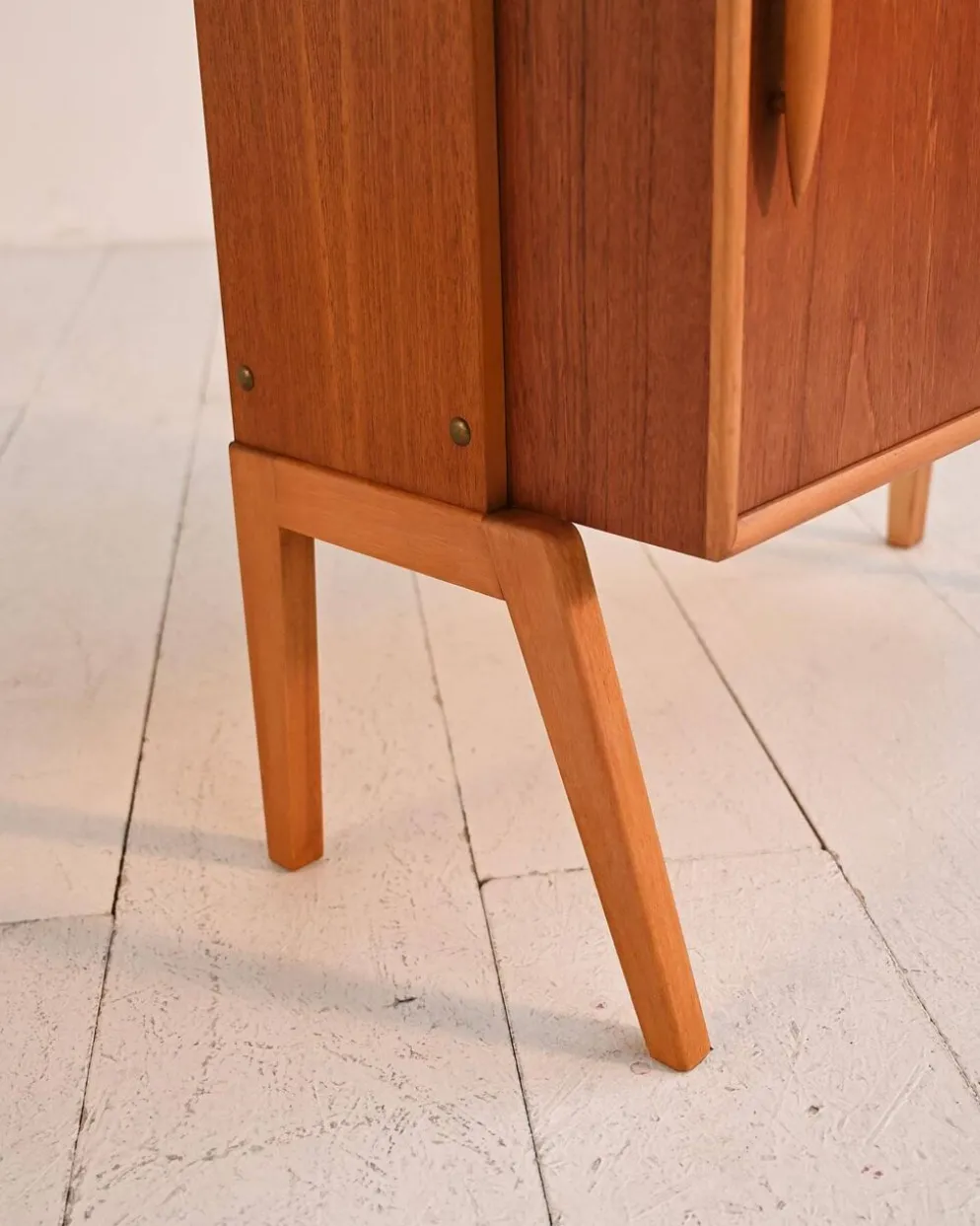 Étagère en teck scandinave avec portes coulissantes, années 1950/60.