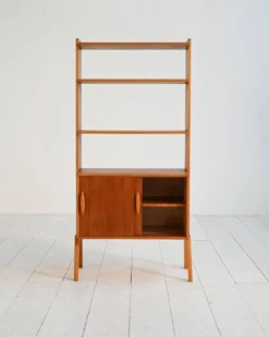 Étagère en teck scandinave avec portes coulissantes, années 1950/60.