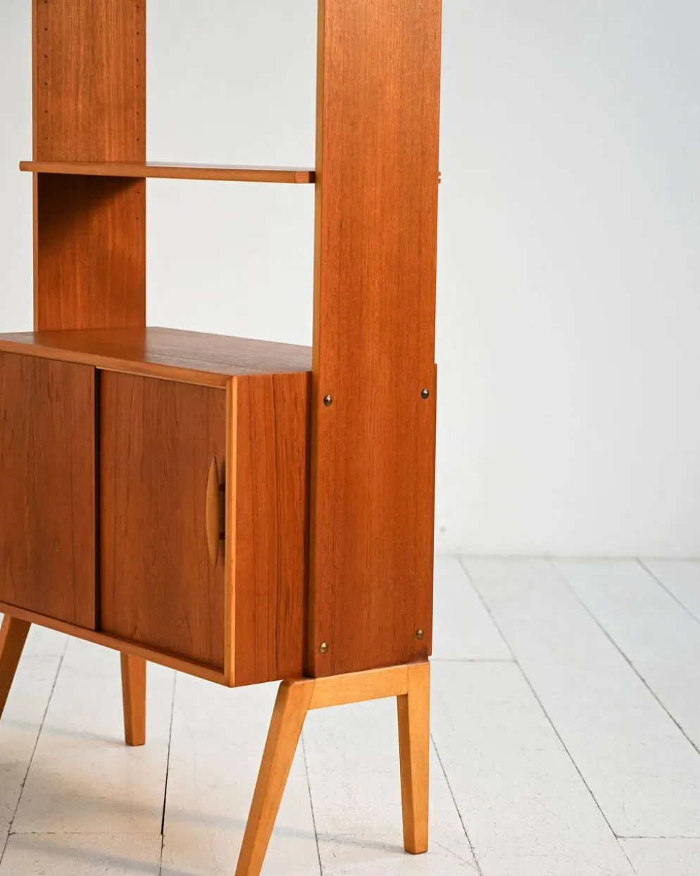 Étagère en teck scandinave avec portes coulissantes, années 1950/60.