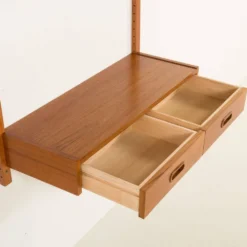 Étagère en teck scandinave des années 1970 avec un console.