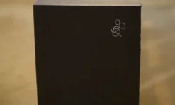 Étagère 1960 intervention picturale contemporaine dans le goût de Piet Mondrian