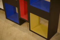 Étagère 1960 intervention picturale contemporaine dans le goût de Piet Mondrian