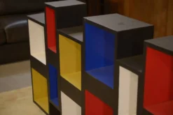 Étagère 1960 intervention picturale contemporaine dans le goût de Piet Mondrian