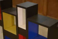 Étagère 1960 intervention picturale contemporaine dans le goût de Piet Mondrian