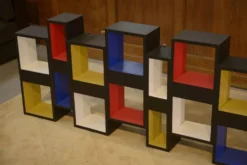 Étagère 1960 intervention picturale contemporaine dans le goût de Piet Mondrian