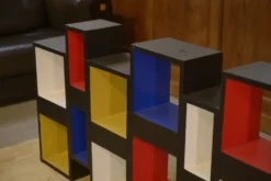 Étagère 1960 intervention picturale contemporaine dans le goût de Piet Mondrian