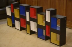 Étagère 1960 intervention picturale contemporaine dans le goût de Piet Mondrian