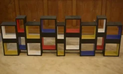 Étagère 1960 intervention picturale contemporaine dans le goût de Piet Mondrian