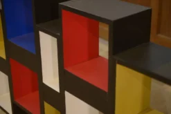 Étagère 1960 intervention picturale contemporaine dans le goût de Piet Mondrian