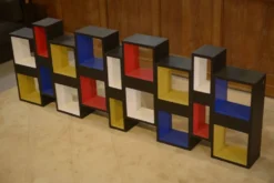 Étagère 1960 intervention picturale contemporaine dans le goût de Piet Mondrian