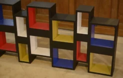Étagère 1960 intervention picturale contemporaine dans le goût de Piet Mondrian