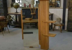 Étagère murale avec miroir orientable par Guillerme et Chambron pour Votre Maison 1960’s