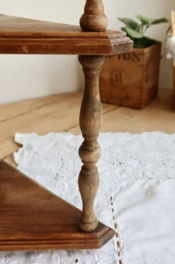 Étagère murale d’angle vintage bois à 3 niveaux – Montants en bois tourné