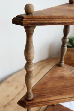 Étagère murale d’angle vintage bois à 3 niveaux – Montants en bois tourné