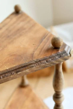 Étagère murale d’angle vintage bois à 3 niveaux – Montants en bois tourné