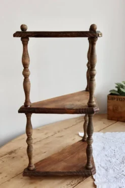 Étagère murale d’angle vintage bois à 3 niveaux – Montants en bois tourné