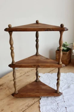Étagère murale d’angle vintage bois à 3 niveaux – Montants en bois tourné
