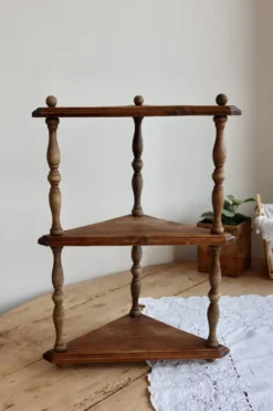 Étagère murale d’angle vintage bois à 3 niveaux – Montants en bois tourné