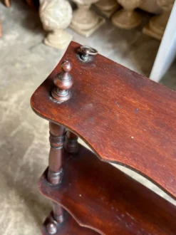 Étagère murale en bois festonné et tourné