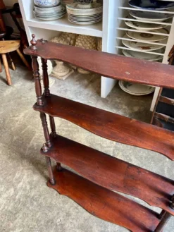 Étagère murale en bois festonné et tourné