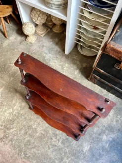 Étagère murale en bois festonné et tourné