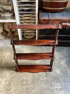 Étagère murale en bois festonné et tourné