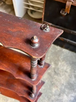 Étagère murale en bois festonné et tourné