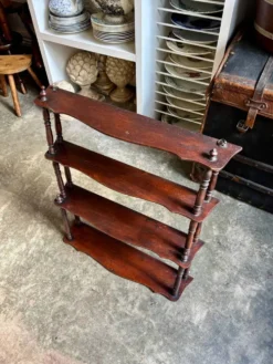 Étagère murale en bois festonné et tourné