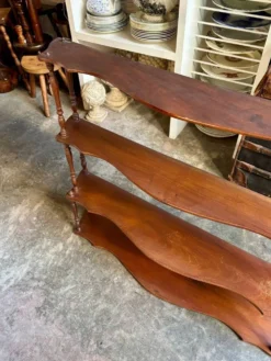 Étagère murale en bois festonné et tourné