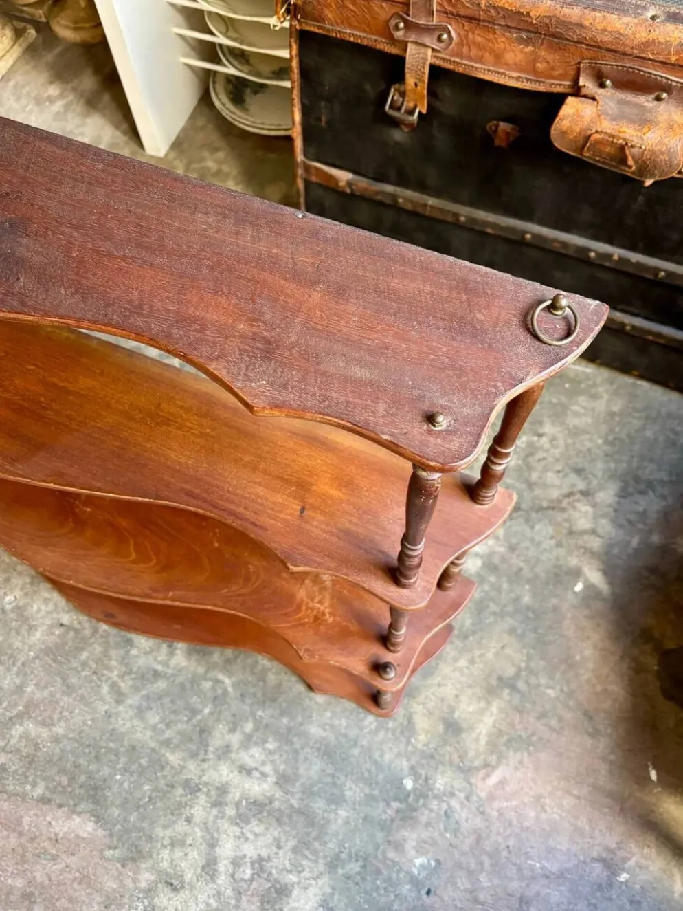 Étagère murale en bois festonné et tourné