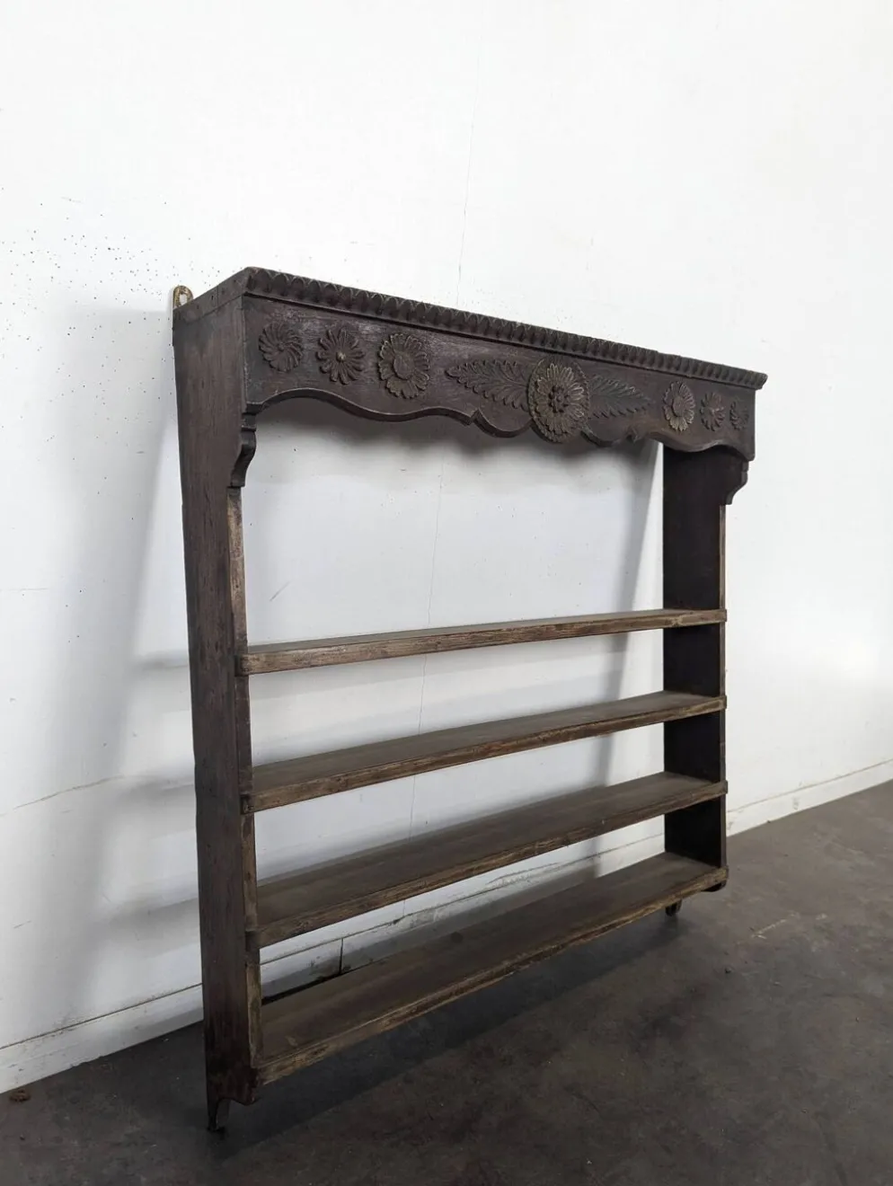 Étagère murale égouttoir en chêne sculpté de fleurs
