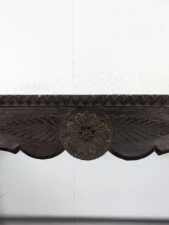 Étagère murale égouttoir en chêne sculpté de fleurs