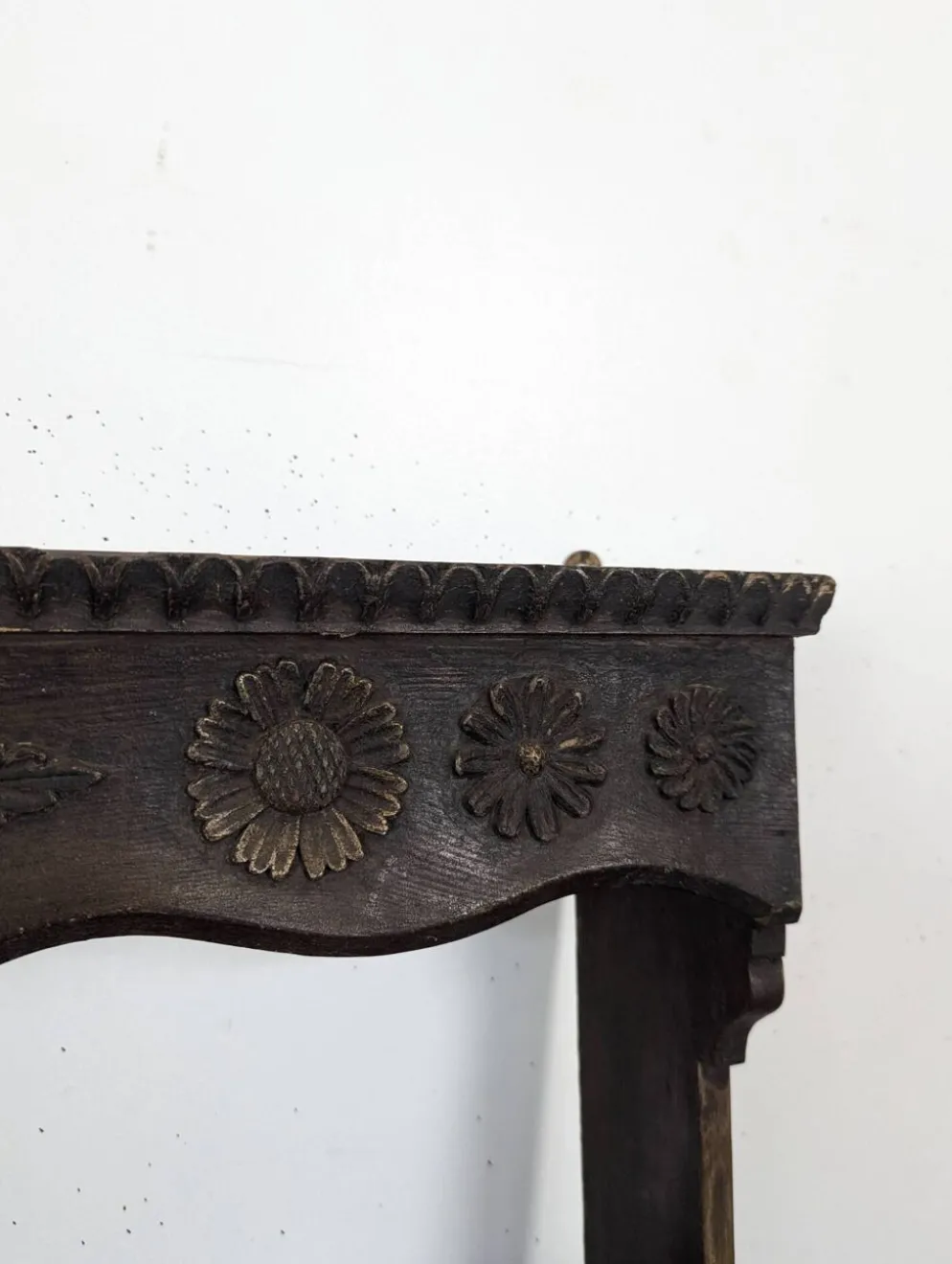 Étagère murale égouttoir en chêne sculpté de fleurs