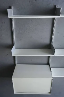 Étagère murale modèle 606 par Dieter Rams pour Vitsoe. Années 1960.